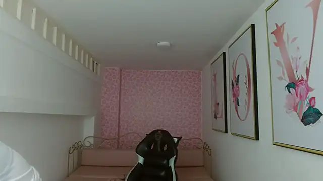 Nina harpper  online show from April 12, 1:42 am