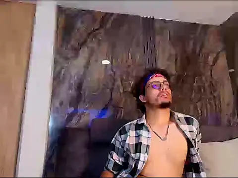 Snapshot of EnzoDarkwood chatting on December 2, 1:35 pm EnzoDarkwood online show from December 2, 1:35 pm