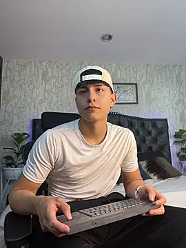 Snapshot of Lander_Cruz chatting on April 27, 8:07 pm Lander Cruz online show from April 27, 8:07 pm