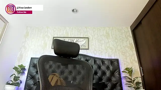 Snapshot of Lander_Cruz chatting on April 21, 8:48 pm Lander Cruz online show from April 21, 8:48 pm