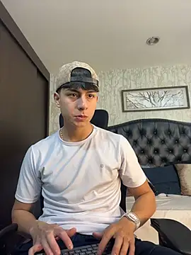 Lander Cruz online show from April 7, 8:10 pm