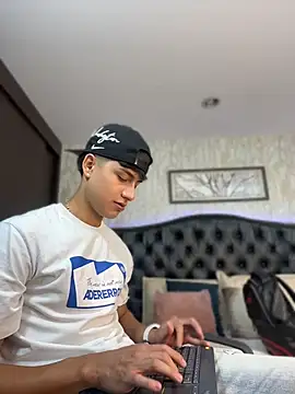 Snapshot of Lander_Cruz chatting on July 13, 5:34 pm Lander Cruz online show from July 13, 5:34 pm