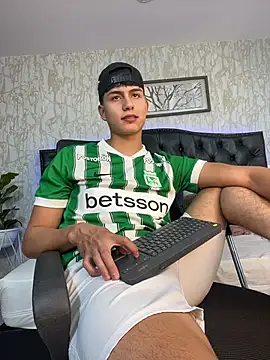 Snapshot of Lander_Cruz chatting on July 16, 9:01 pm Lander Cruz online show from July 16, 9:01 pm
