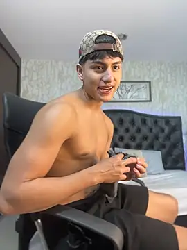 Snapshot of Lander_Cruz chatting on July 8, 7:47 pm Lander Cruz online show from July 8, 7:47 pm
