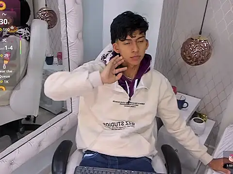 Snapshot of Valentino_Lux chatting on December 14, 12:00 pm Valentino Lux online show from December 14, 12:00 pm