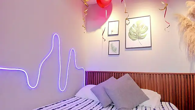 MIAROGGERSS online show from March 28, 4:02 am