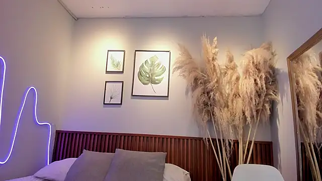 MIAROGGERSS online show from December 17, 3:11 am