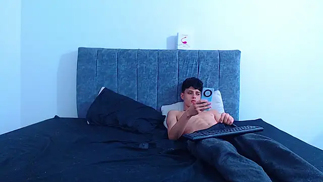 hottie couplee online show from March 20, 10:55 pm