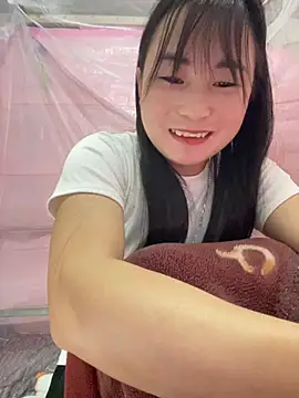 Snapshot of Maiphu34 chatting on May 2, 1:44 am Maiphu34 online show from May 2, 1:44 am
