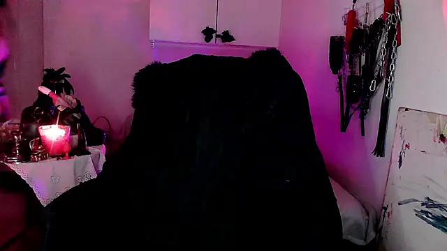 EmpressMorrigan online show from February 8, 2:15 pm