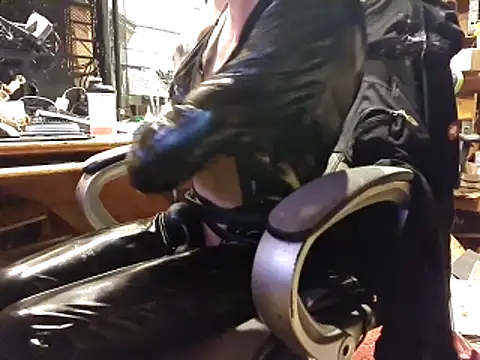 laaralatexxa BDSM online show from March 5, 9:33 pm