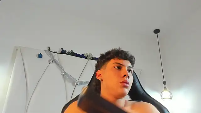 Snapshot of Erick_wingston chatting on December 4, 12:59 pm Erick wingston online show from December 4, 12:59 pm