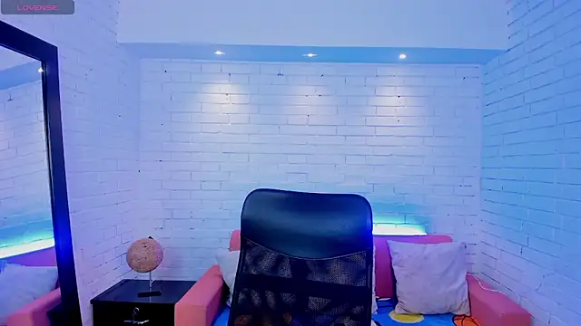 TiffanyHoustton online show from February 25, 12:05 pm