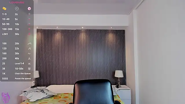 TiffanyHoustton online show from April 14, 12:10 pm