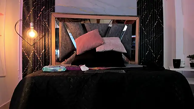 Hotty redd online show from December 3, 7:35 pm