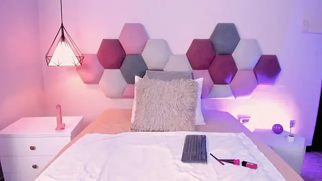 LyraVendrell online show from March 11, 1:10 am