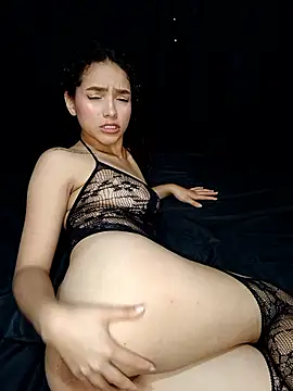 Snapshot of curlie_dream chatting on December 5, 2:21 am curlie dream online show from December 5, 2:21 am