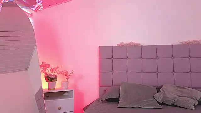 DulceRouss online show from December 18, 11:47 am