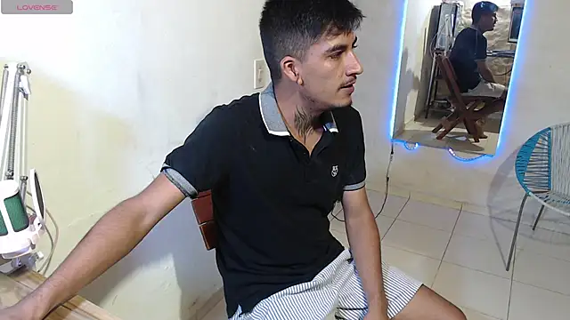 Snapshot of maxI_dick33 chatting on February 17, 6:54 am maxI dick33 online show from February 17, 6:54 am