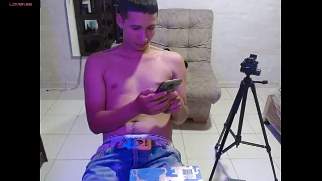 Snapshot of maxI_dick33 chatting on July 3, 1:23 am maxI dick33 online show from July 3, 1:23 am