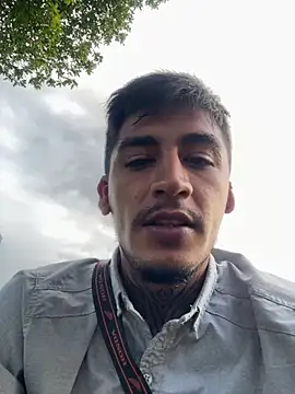 Snapshot of maxI_dick33 chatting on February 19, 10:29 pm maxI dick33 online show from February 19, 10:29 pm