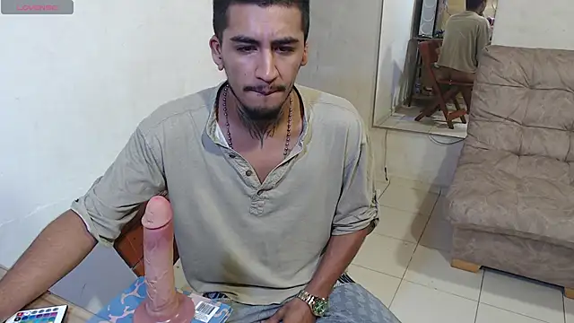 Snapshot of maxI_dick33 chatting on May 4, 2:20 pm maxI dick33 online show from May 4, 2:20 pm