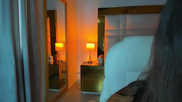 Zoei Moon online show from April 17, 6:00 pm