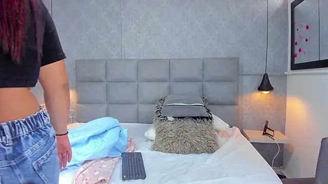 emilyy r online show from April 8, 7:04 pm