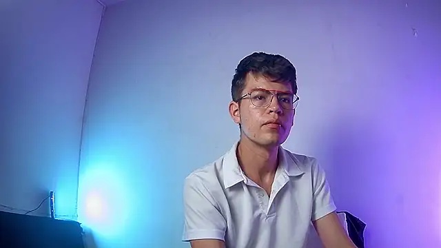 Snapshot of nicolatinboy chatting on February 26, 9:15 pm nicolatinboy online show from February 26, 9:15 pm