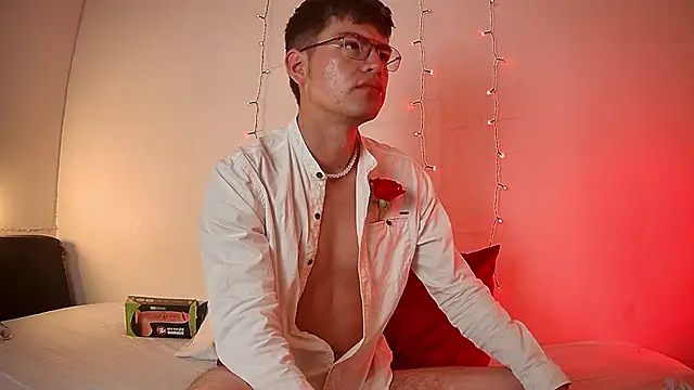 Snapshot of nicolatinboy chatting on February 15, 10:09 pm nicolatinboy online show from February 15, 10:09 pm