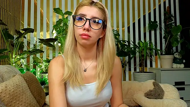 FlowweerGirl online show from December 5, 9:01 pm