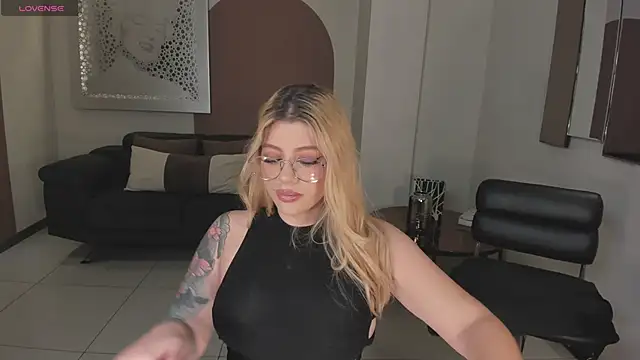 Snapshot of MadisonKane chatting on November 28, 12:27 pm MadisonKane online show from November 28, 12:27 pm