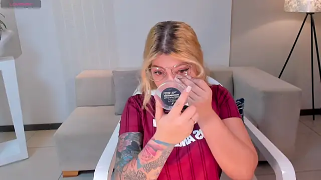 Snapshot of MadisonKane chatting on November 2, 11:26 am MadisonKane online show from November 2, 11:26 am