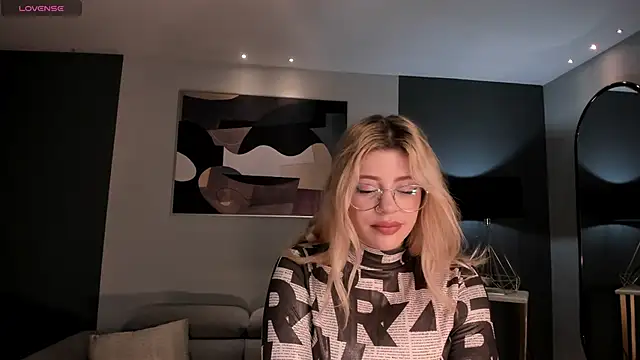 Snapshot of MadisonKane chatting on November 12, 11:14 am MadisonKane online show from November 12, 11:14 am