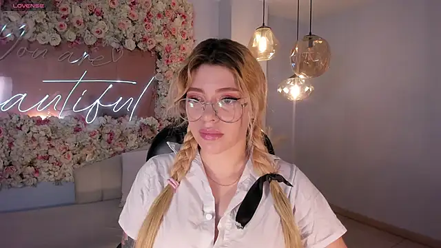 MadisonKane online show from May 6, 11:14 am