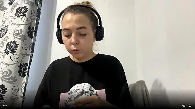 Snapshot of DavidaDao chatting on December 4, 2:05 pm DavidaDao online show from December 4, 2:05 pm