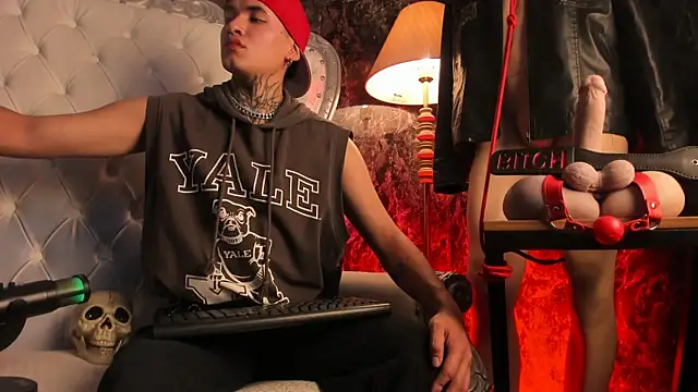 Snapshot of AlecBanne chatting on March 2, 11:44 pm AlecBanne online show from March 2, 11:44 pm