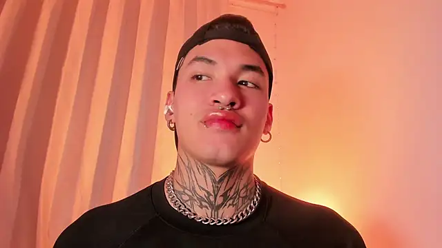 Snapshot of AlecBanne chatting on December 19, 4:49 am AlecBanne online show from December 19, 4:49 am