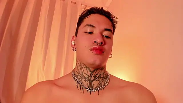 Snapshot of AlecBanne chatting on December 18, 2:27 am AlecBanne online show from December 18, 2:27 am