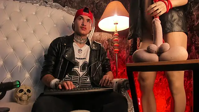 Snapshot of AlecBanne chatting on February 26, 11:05 pm AlecBanne online show from February 26, 11:05 pm