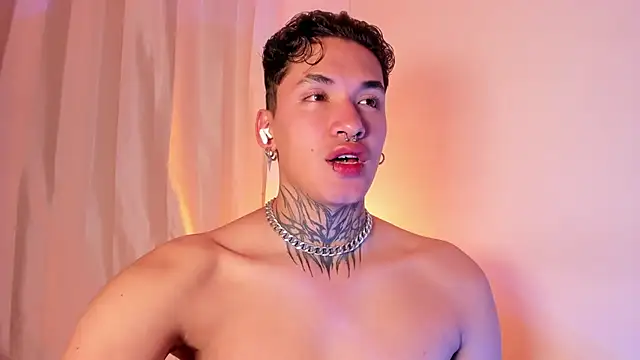 Snapshot of AlecBanne chatting on January 6, 3:21 am AlecBanne online show from January 6, 3:21 am