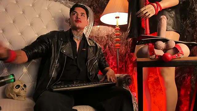 Snapshot of AlecBanne chatting on February 27, 11:04 pm AlecBanne online show from February 27, 11:04 pm