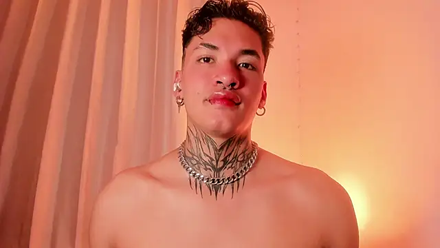 Snapshot of AlecBanne chatting on December 21, 11:27 pm AlecBanne online show from December 21, 11:27 pm