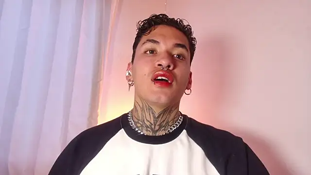 Snapshot of AlecBanne chatting on January 12, 10:25 pm AlecBanne online show from January 12, 10:25 pm