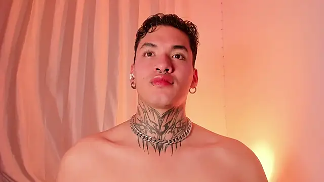 Snapshot of AlecBanne chatting on December 20, 3:20 am AlecBanne online show from December 20, 3:20 am