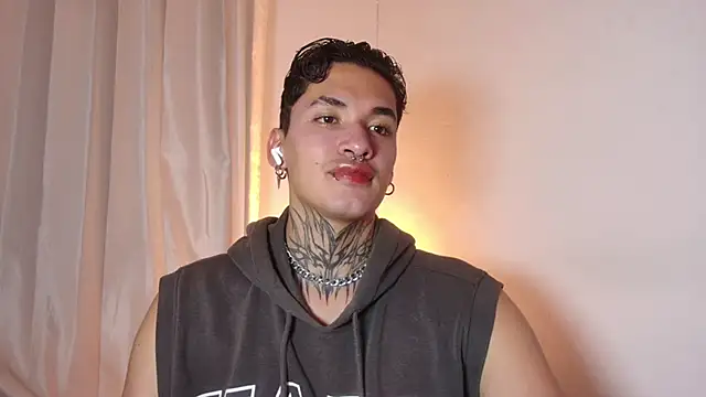 Snapshot of AlecBanne chatting on January 13, 11:19 pm AlecBanne online show from January 13, 11:19 pm