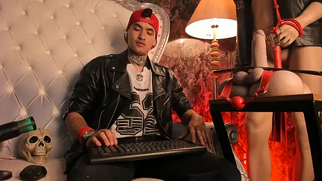 Snapshot of AlecBanne chatting on February 15, 7:51 am AlecBanne online show from February 15, 7:51 am