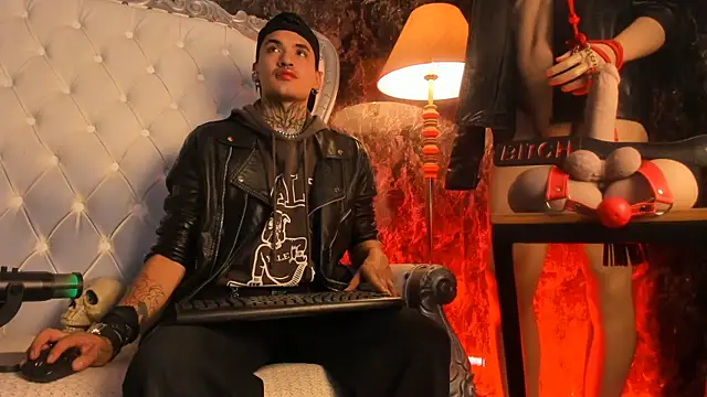 Snapshot of AlecBanne chatting on February 17, 11:02 pm AlecBanne online show from February 17, 11:02 pm