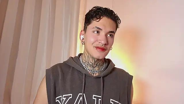 Snapshot of AlecBanne chatting on January 9, 11:22 pm AlecBanne online show from January 9, 11:22 pm