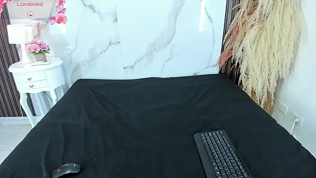 hilarythomsom online show from February 20, 12:51 pm